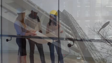animación de edificio de oficinas sobre arquitecto con planes hablando en la oficina moderna