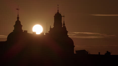 Salida-Del-Sol-Sobre-El-Antiguo-Palacio-De-Justicia-De-La-Ciudad-Del-Parlamento-En-Riddarholmen,-Estocolmo