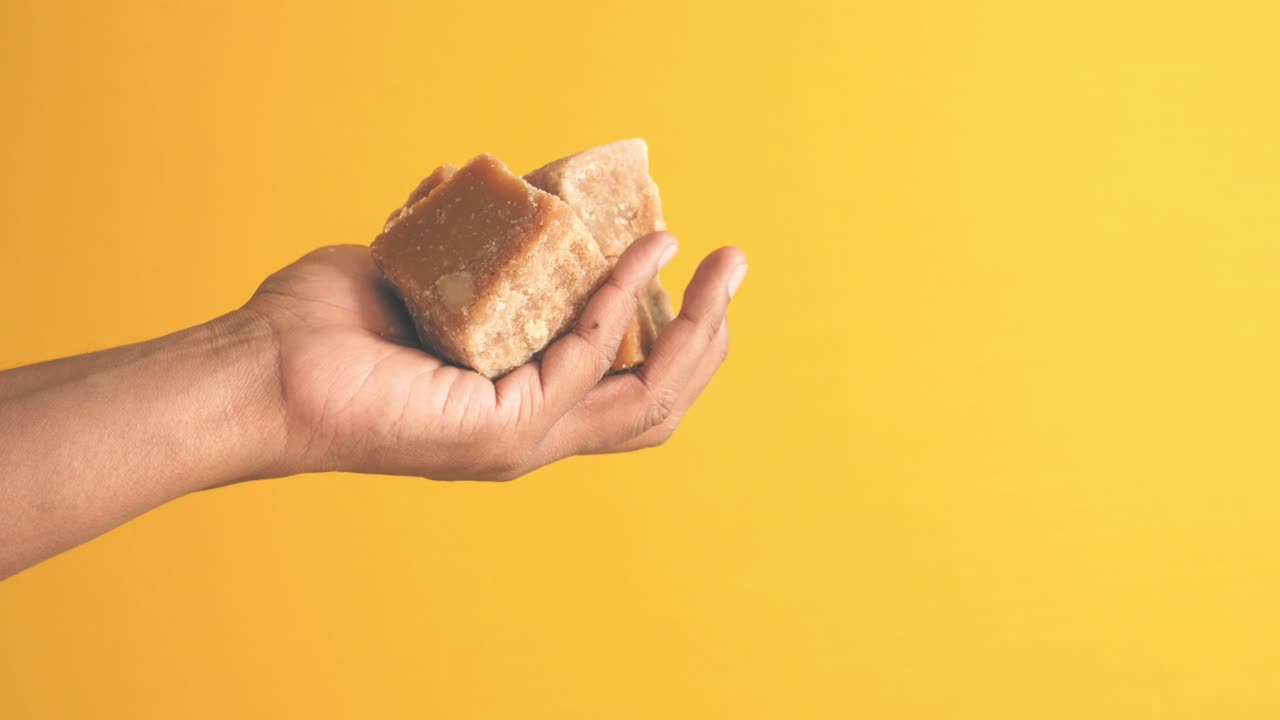 con muchos cubos de azúcar de caña tradicional,