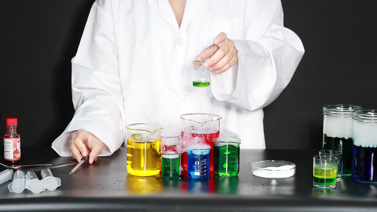 experimento científico con líquidos de colores