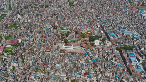 Disparo-De-Drones-En-La-Plaza-Durbar-De-Basantapur,-Ciudad-Concurrida-Declarada-Patrimonio-De-La-Humanidad-Por-La-Unesco-En-Katmandú,-Nepal