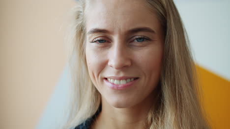 retrato de una mujer sonriente