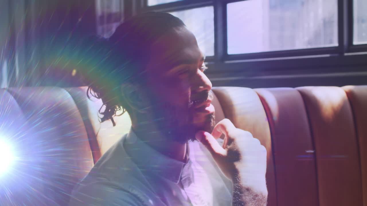 사려 깊은 두 인종의 남자를 가로지르는 무지개 빛의 비디오