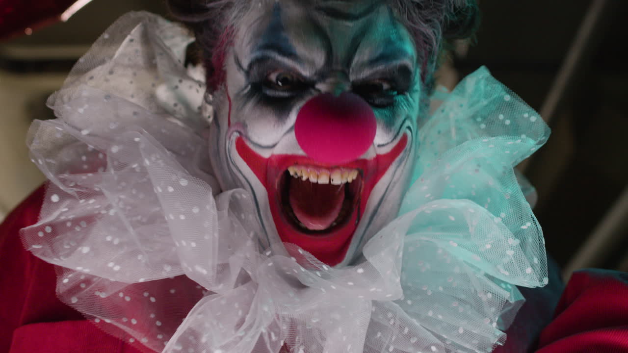 primer plano de un payaso aterrador con un globo