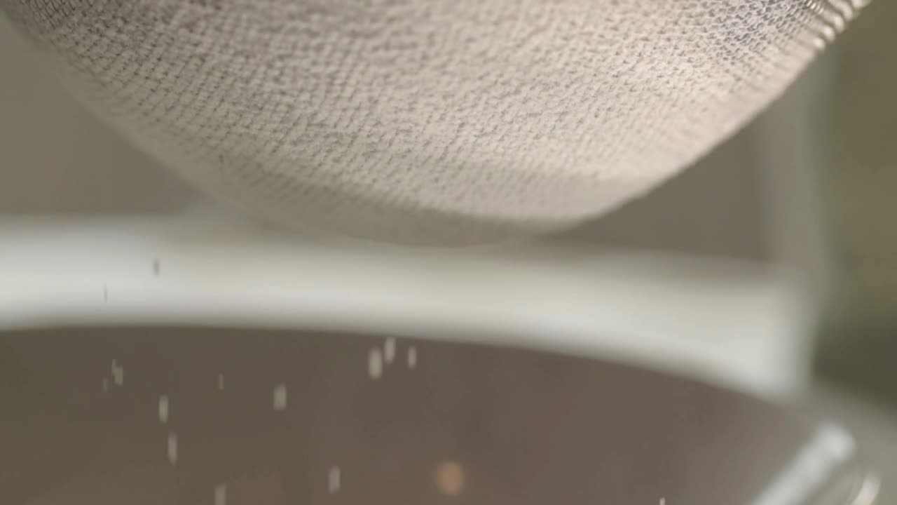 금속 체를 사용하여 밀가루 체질