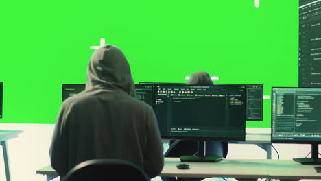 expertos en seguridad cibernética trabajando con un diseño de maqueta en una pantalla grande