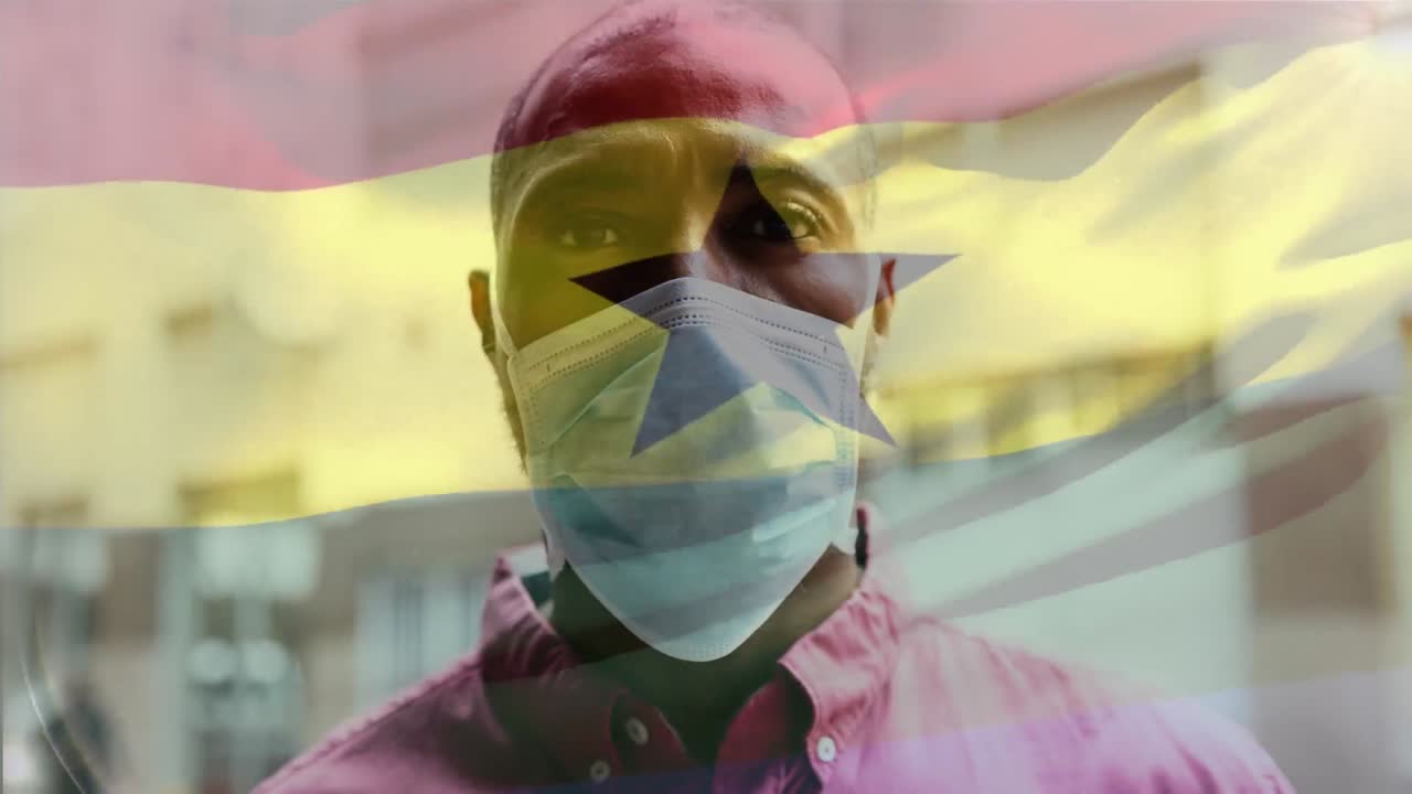 가나  ⁇ 발이 얼굴 마스크를 쓴 남자를 향해 흔들리고 있습니다.