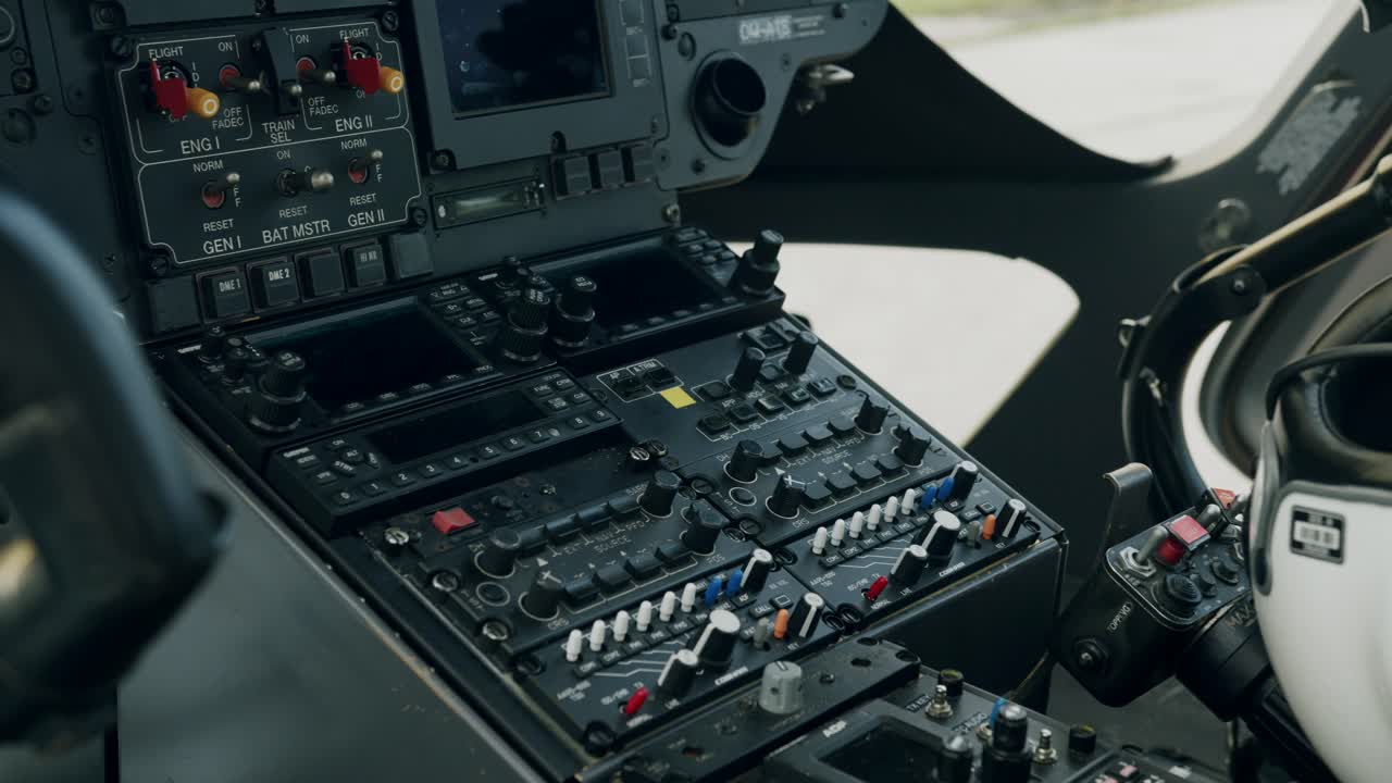 panel de control dentro de la cabina del helicóptero - dolly shot