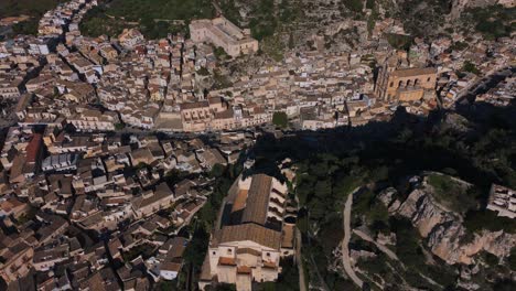 Antiguo-Pueblo-De-Montaña-Scicli-En-Sicilia,-Italia