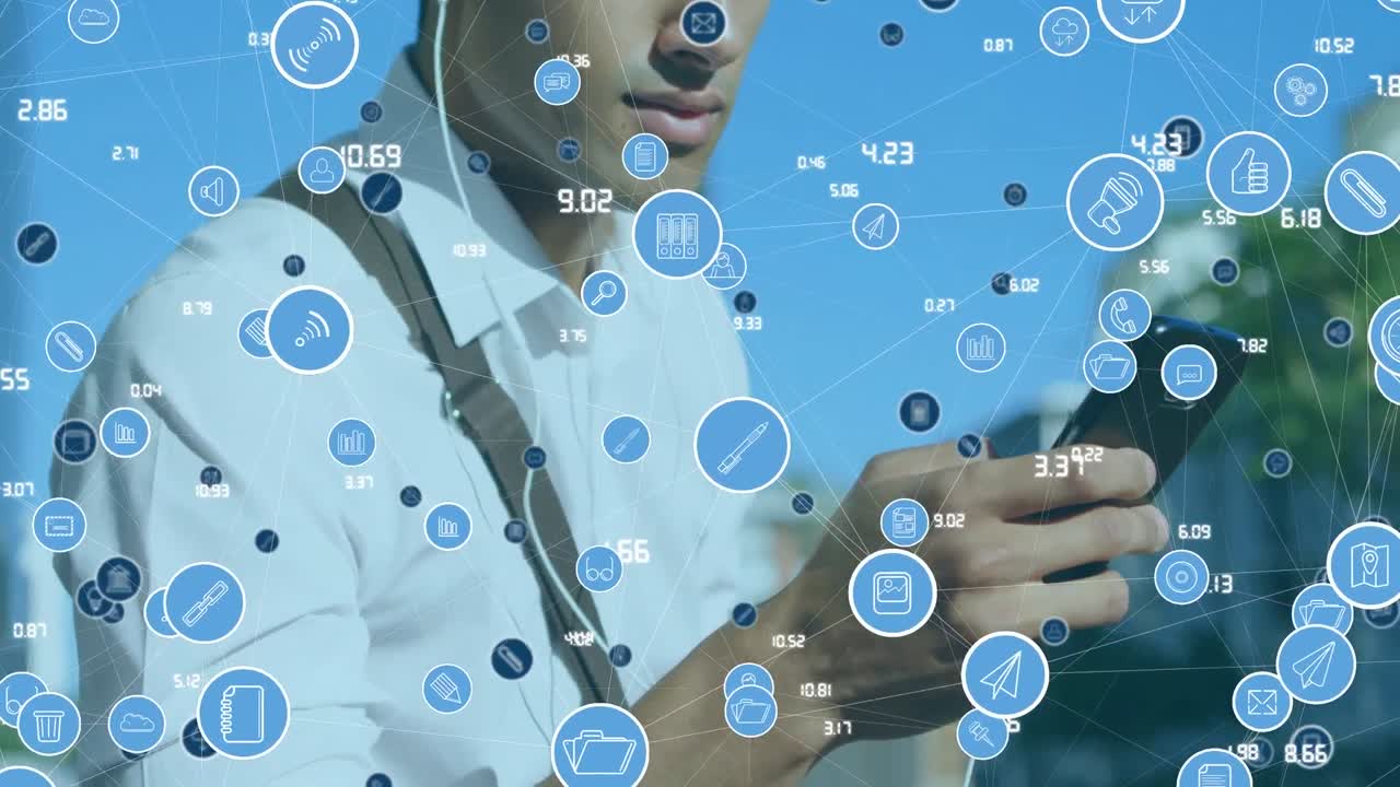 animación de una red de iconos digitales y un alienígena en una nave espacial contra un hombre indio usando un teléfono inteligente