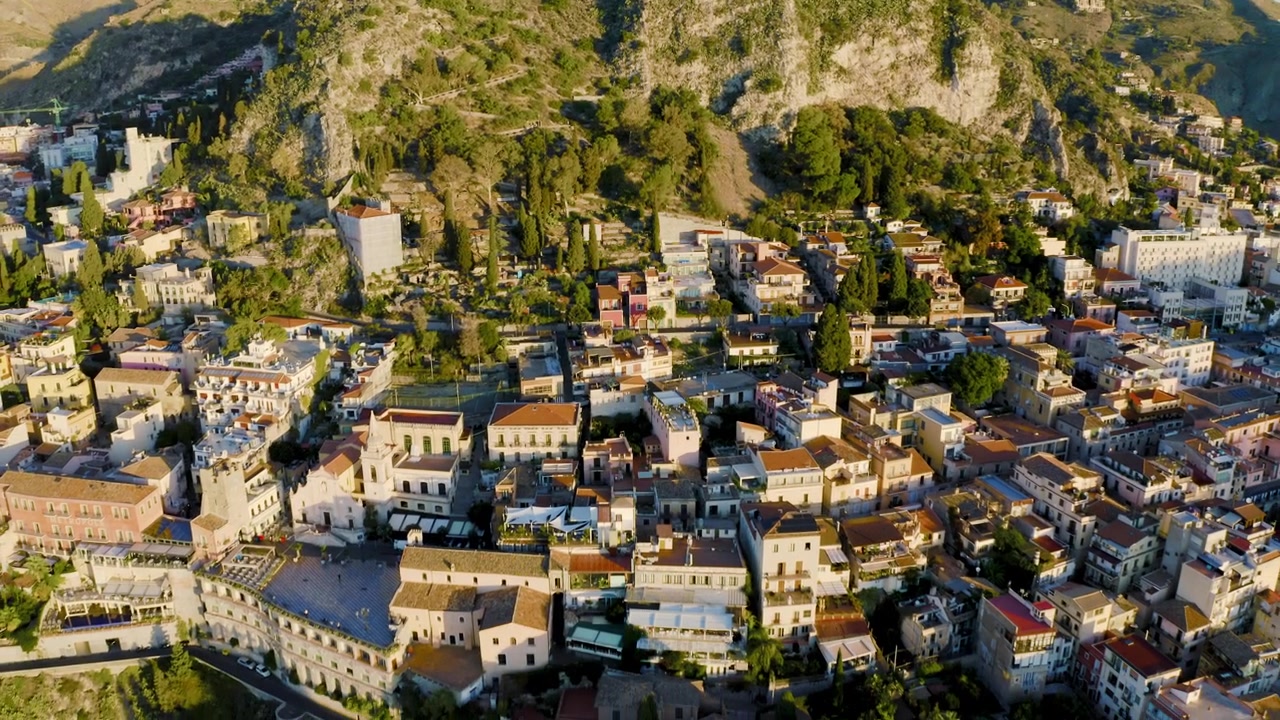 Italské město Taormina na úpatí hor. Ranní letecký záběr dronem