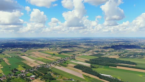 vista panorámica de la zona agrícola y campos ondulados verdes en un día soleado