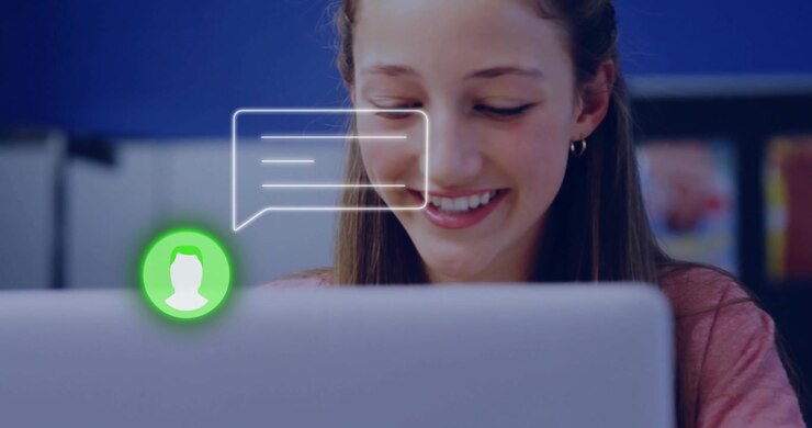 Animazione di una notifica di chat su laptop, donna che sorride allo schermo a scuola