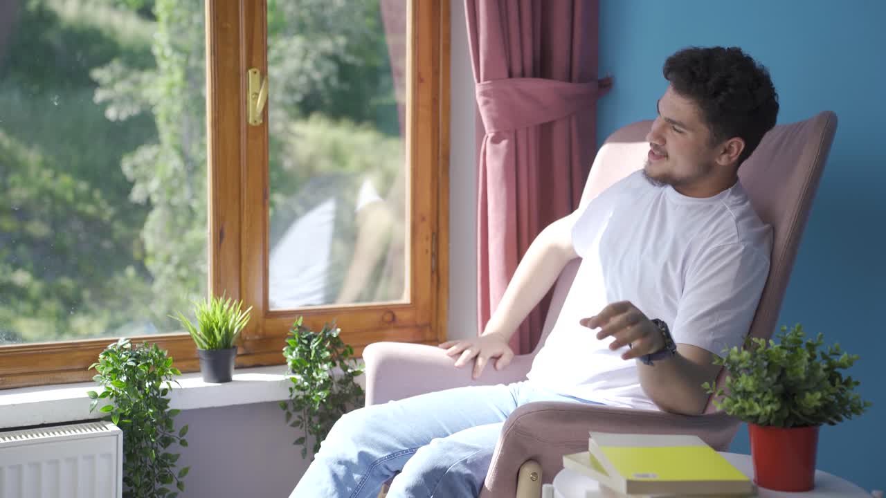 활기차고 활기찬 남자. 행복한 표정으로 창밖으로 웃고.