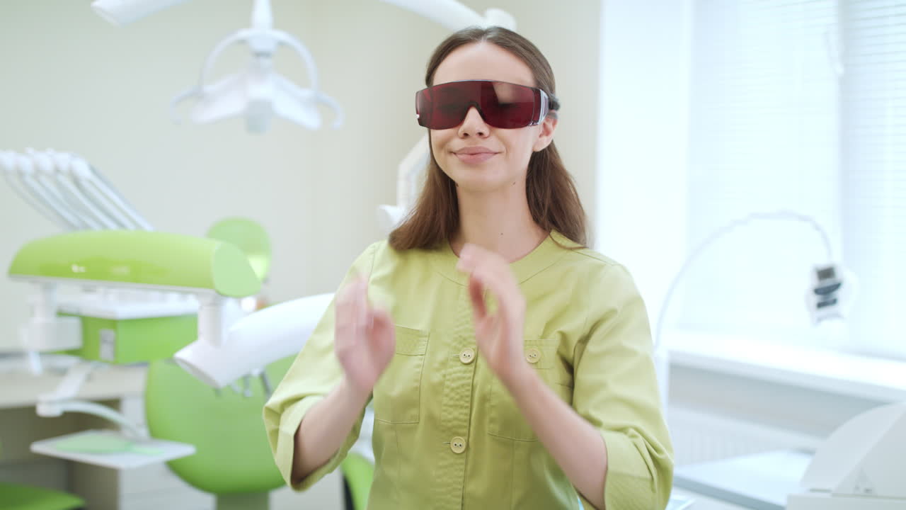 mujer joven vestida con gafas de seguridad naranja uv. retrato de dentista