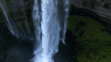 Nahaufnahme-Des-Wassers-Vom-Fluss-Seljalands,-Das-Auf-Den-Wasserfall-Seljalandsfoss-Herabstürzt