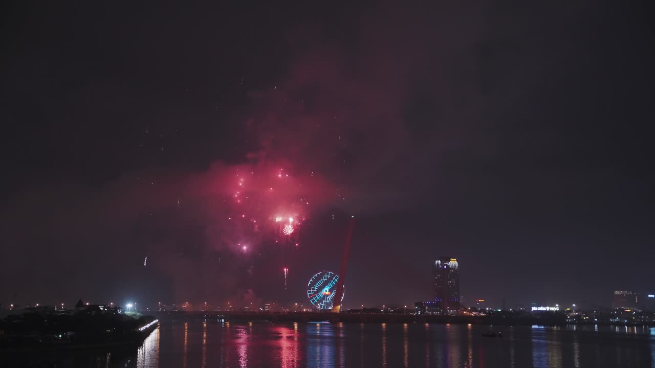 enormes fuegos artificiales iluminan el cielo para el año nuevo lunar y las vacaciones de tet sobre el río han en danang, vietnam