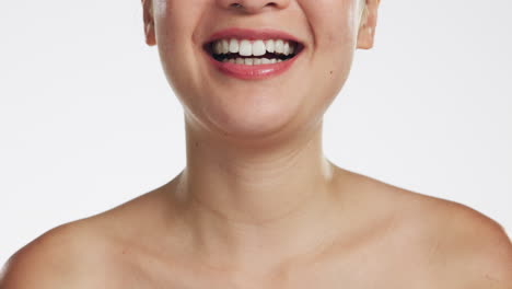Sonrisa,-Dental-Y-Boca-De-Una-Mujer-En-Un-Estudio