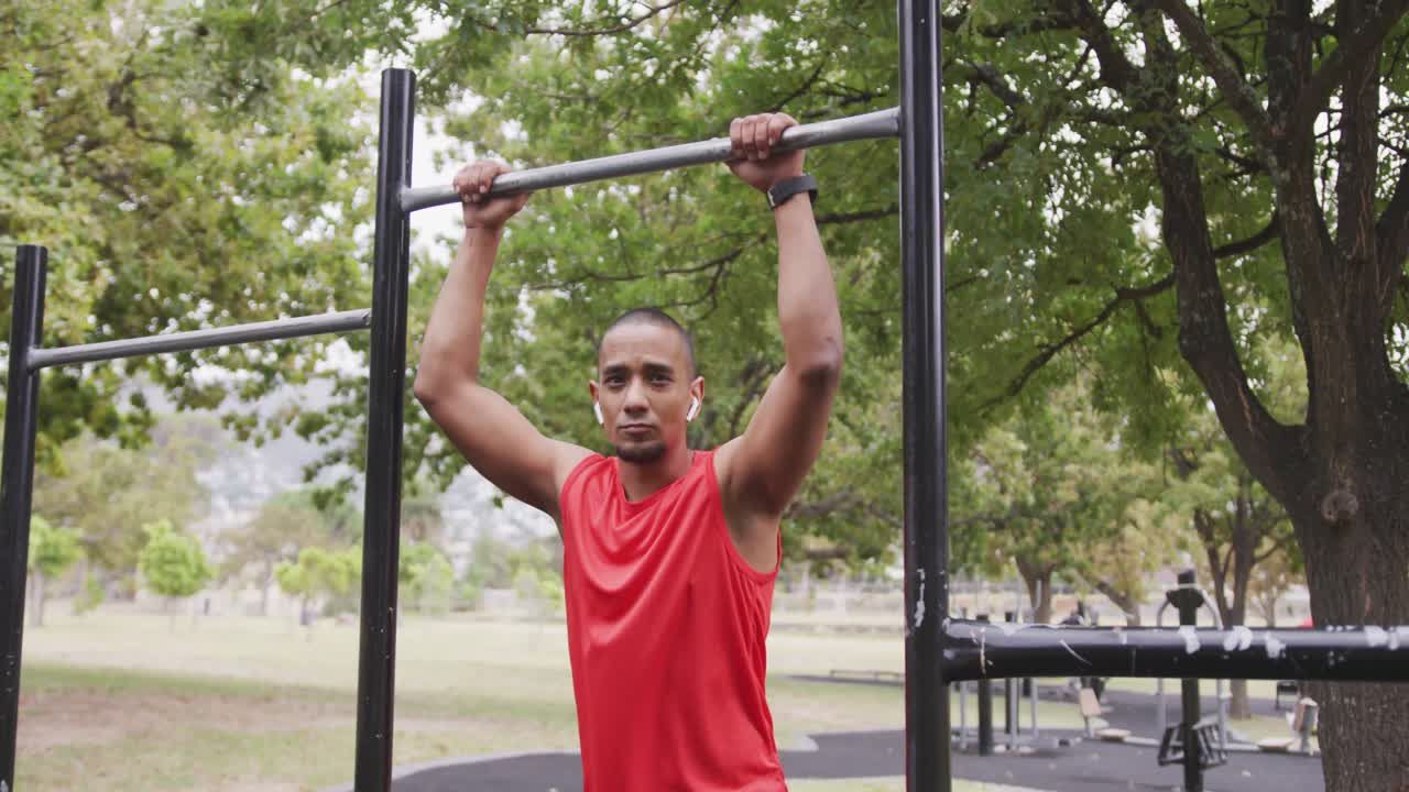 vista lateral hombre con pierna protésica mirando a la cámara