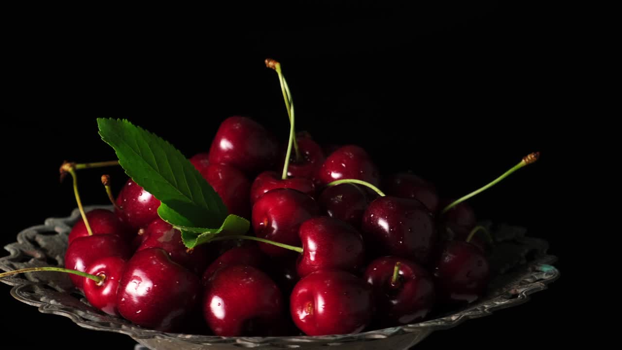 зрелая красная вишня в круглой металлической чаше