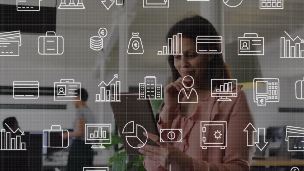 animación de iconos de negocios moviéndose en la cuadrícula sobre una mujer de negocios caucásica sonriente usando la oficina de la tableta