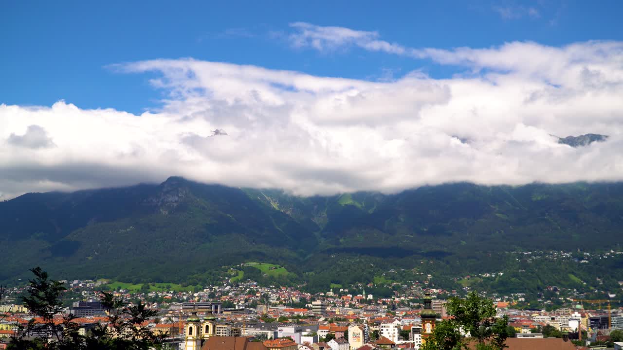 vista del paisaje urbano de innsbruck con panorama de montaña nublada en verano