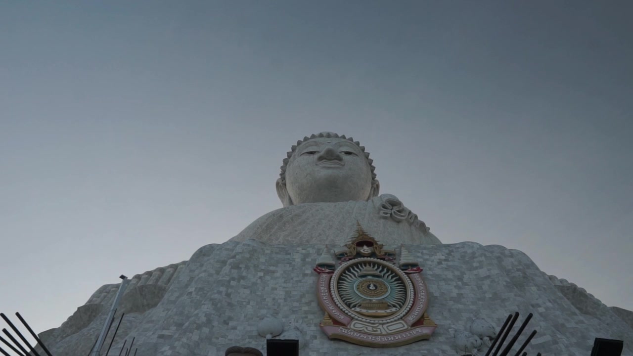 Statua di un grande Buddha in marmo bianco in un tempio, entrando nel monumento, Phuket, Thailandia
