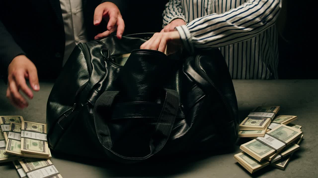 Oficial de policía especializado contando billetes de dólar en laboratorio forense, imagen conceptual. Metraje 4k de alta calidad