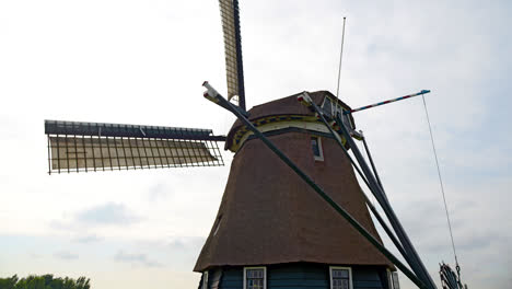 Nahaufnahme-Der-Flügel-Einer-Sich-Drehenden-Windmühle-In-Holland