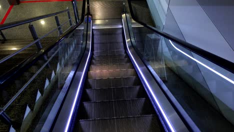 movimiento en la escalera mecánica.