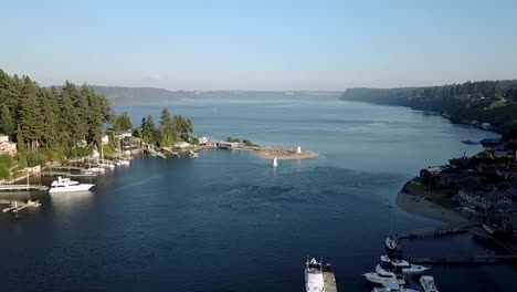 Blauer-Himmel-über-Den-Yachten-Und-Segelbooten,-Die-Am-Gig-Harbour-Marina-Und-Der-Bootswerft-Im-Bundesstaat-Washington,-Usa,-Verankert-Sind