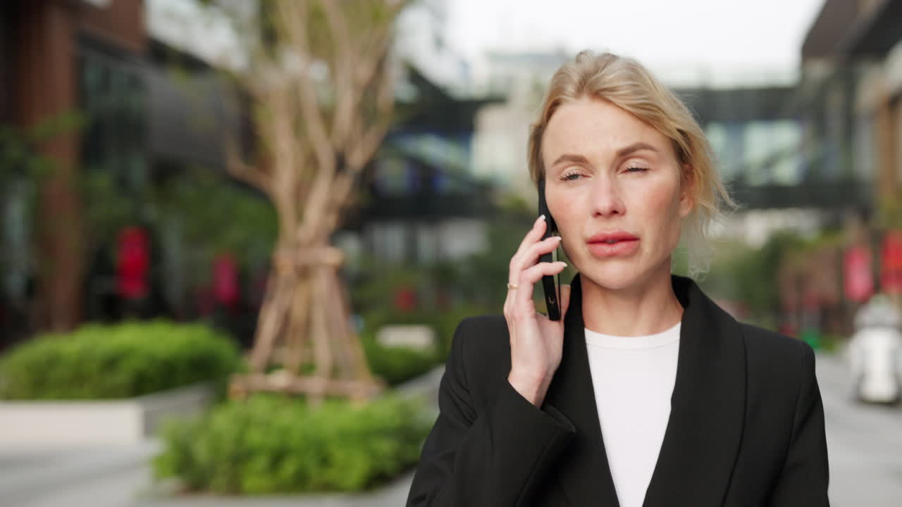 야외에서 전화 통화를 하는 사업가