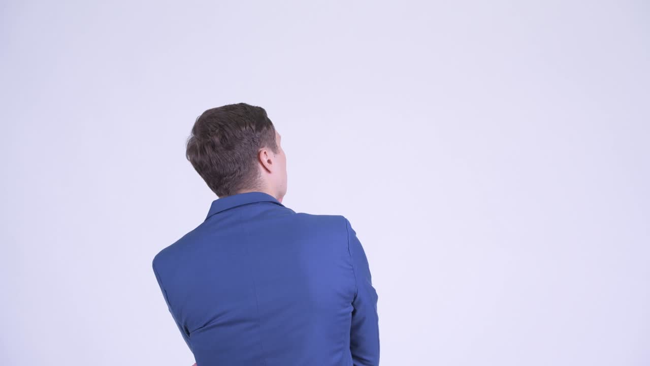 슈트 입은 잘생긴 젊은 사업가