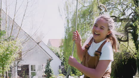 Porträt-Eines-Mädchens,-Das-Sich-Zu-Hause-Auf-Einer-Reifenschaukel-Im-Garten-Vergnügt