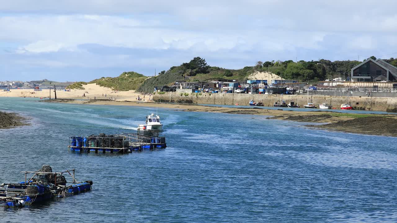 헤일 타운 포트, 푸른 물, 콘월, 영국에서 항해하는 흰색 보트의 추적 샷
