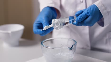 una crema es mezclada por un asistente farmacéutico