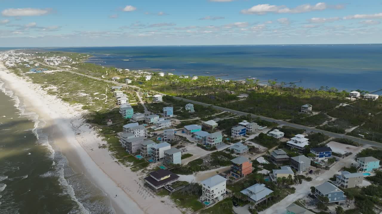 tomada de un avión no tripulado de las sombras que pasan sobre el cabo san blas, florida