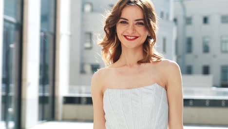 una mujer con un vestido plateado.