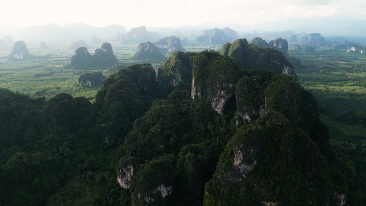 montañas de piedra caliza densamente cubiertas de vegetación en la provincia de krabi, en el sur de tailandia
