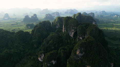 Kalksteinberge-Dicht-Mit-Vegetation-Bedeckt-In-Der-Provinz-Krabi,-Südthailand