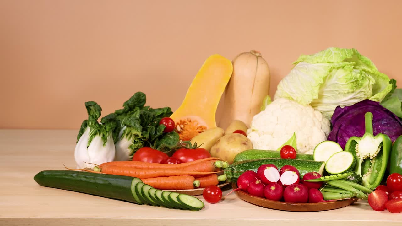 색 배경 에 전시 된 다양한 채소