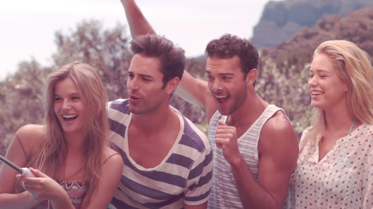 셀카를 찍는 행복한 친구들