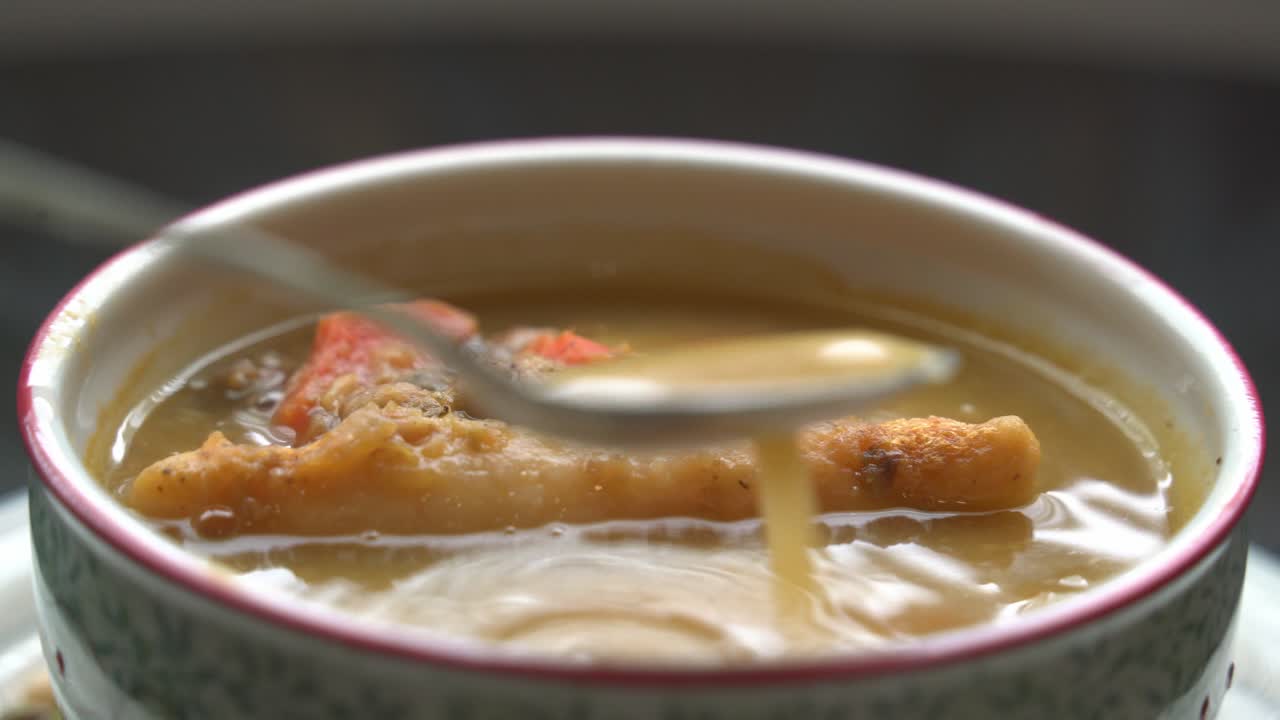 primer plano de la cuchara sumergiendo sopa preparando sopa de gungo de guisantes jamaicana después de ser recogido de un árbol saludable cultivo de proteínas verdes frescas cosechadas