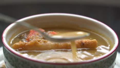 primer plano de la cuchara sumergiendo sopa preparando sopa de gungo de guisantes jamaicana después de ser recogido de un árbol saludable cultivo de proteínas verdes frescas cosechadas