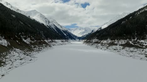 Flug-über-Dem-Damm-In-Der-Nähe-Des-Kaunertaler-Gletschers-In-Den-österreichischen-Alpen