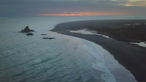 Puesta-De-Sol-Detrás-De-La-Playa-Whatipu-En-La-Región-De-Auckland-De-Nueva-Zelanda