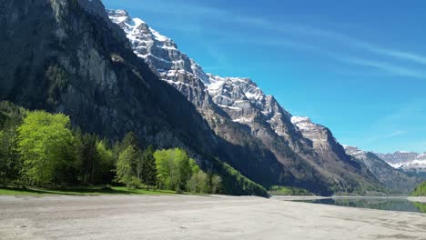 La-Majestuosa-Cordillera-De-Los-Alpes-Suizos-Se-Enorgullece-Cerca-Del-Lago-Klontalersee