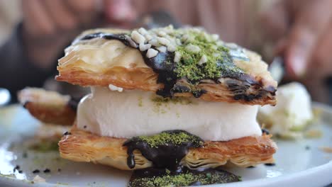 deliciosa baklava turca con helado y chocolate