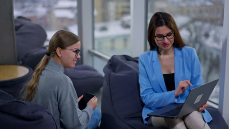 businesswomen in a casual meeting