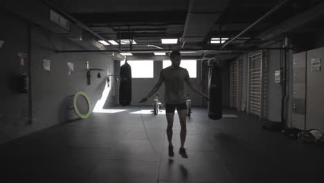 Joven-Atlético-Saltando-Una-Cuerda-En-El-Gimnasio